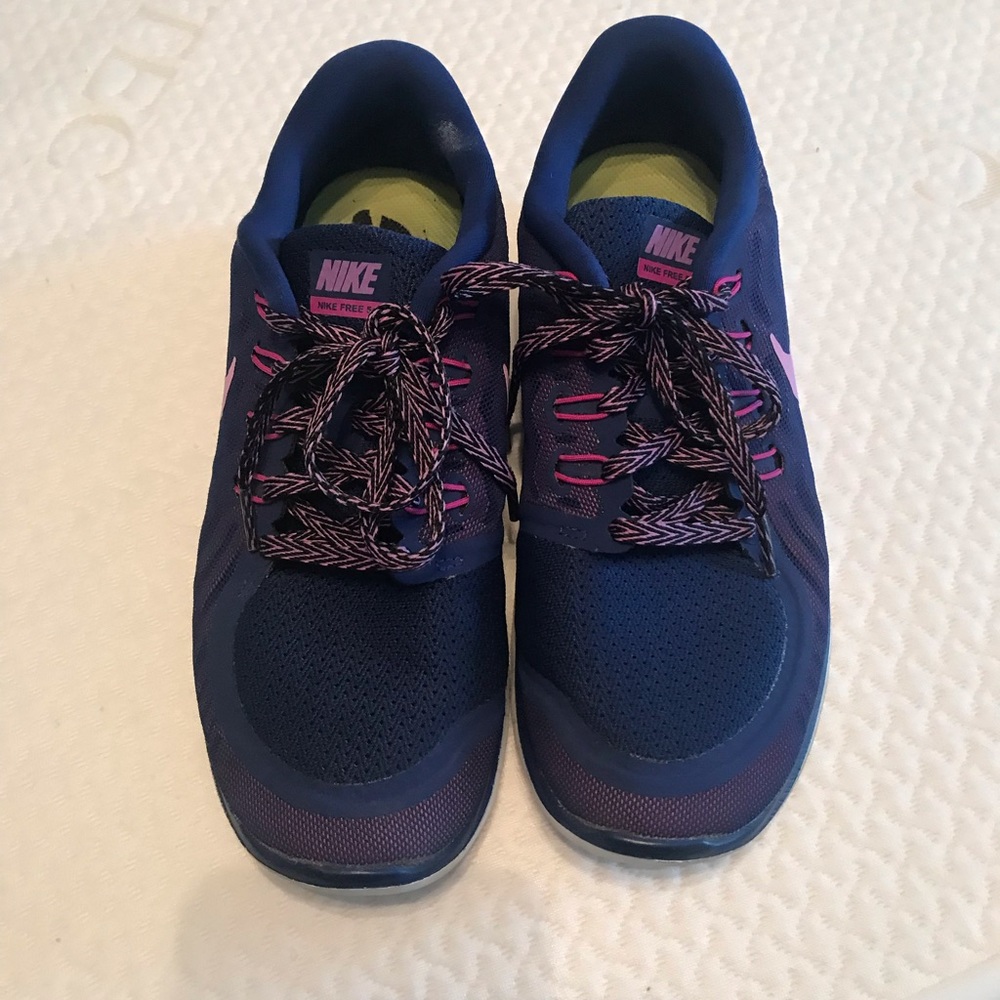 NIKE FREES